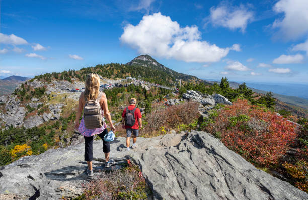 persone che camminano in cima alla montagna, godendo della vista panoramica autunnale. - grandfather mountain foto e immagini stock