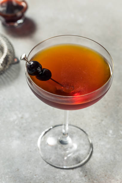 пьяный освежающий черный манхэттенский коктейль - manhattan cocktail cocktail drink cherry стоковые фото и изображения
