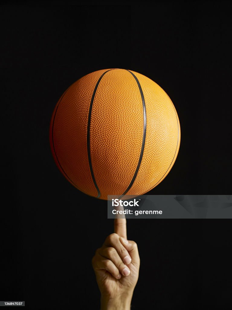 Uomo di filatura il basket In aria - Foto stock royalty-free di Basket