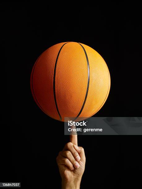 Uomo Di Filatura Il Basket In Aria - Fotografie stock e altre immagini di Basket - Basket, Palla da pallacanestro, Roteare