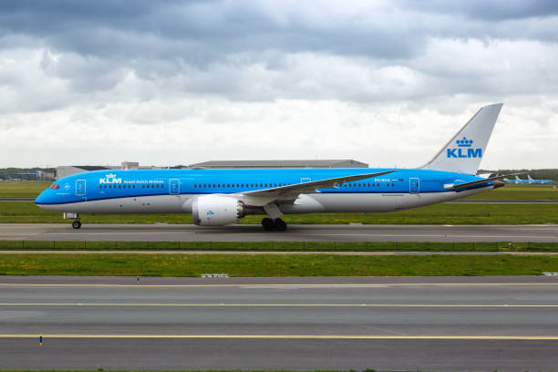 klm royal dutch airlines boeing 787-9 dreamliner airplane amsterdam schiphol airport in the netherlands - schiphol stockfoto's en -beelden