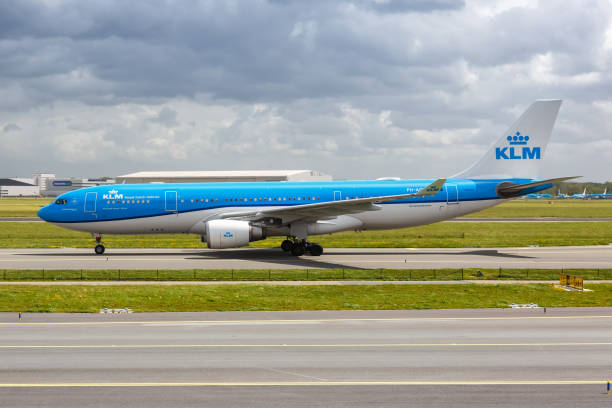 самолет klm royal dutch airlines airbus a330-200 амстердам схипхол аэропорт в нидерландах - airbus a330 200 стоковые фото и изображения