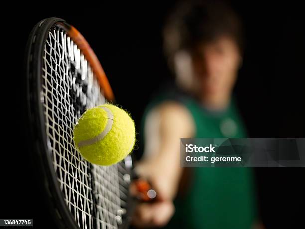 Tennis Stockfoto und mehr Bilder von Aktiver Lebensstil - Aktiver Lebensstil, Aktivitäten und Sport, Aufschlagen - Sport