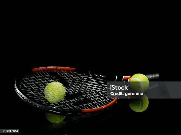 Foto de Raquet Com Bolas De Tênis e mais fotos de stock de Natureza morta - Natureza morta, Tênis - Esporte de Raquete, Amarelo