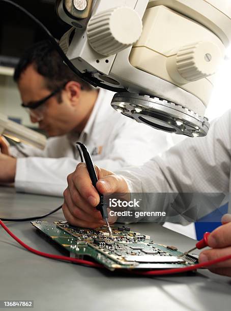 Homens No Trabalho - Fotografias de stock e mais imagens de Eletrónica - Eletrónica, Fabricar, Adulto