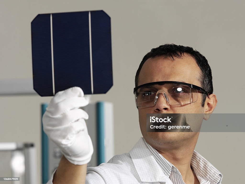 Pracownik umysłowy z panel słoneczny - Zbiór zdjęć royalty-free (Panel słoneczny)