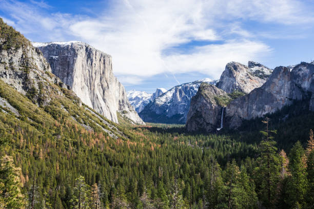 晴れた冬の日にヨセミテ国立公園 - yosemite national park winter waterfall california ストックフォトと画像