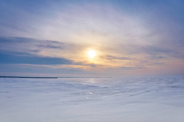 восход солнца на обледенелом над заливом - pitts стоковые фото и изображения