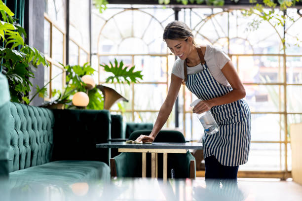 cameriera che pulisce i tavoli in un ristorante - minimum wage foto e immagini stock