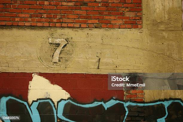 Sieben Stockfoto und mehr Bilder von Entfernen - Entfernen, Graffito, Alt