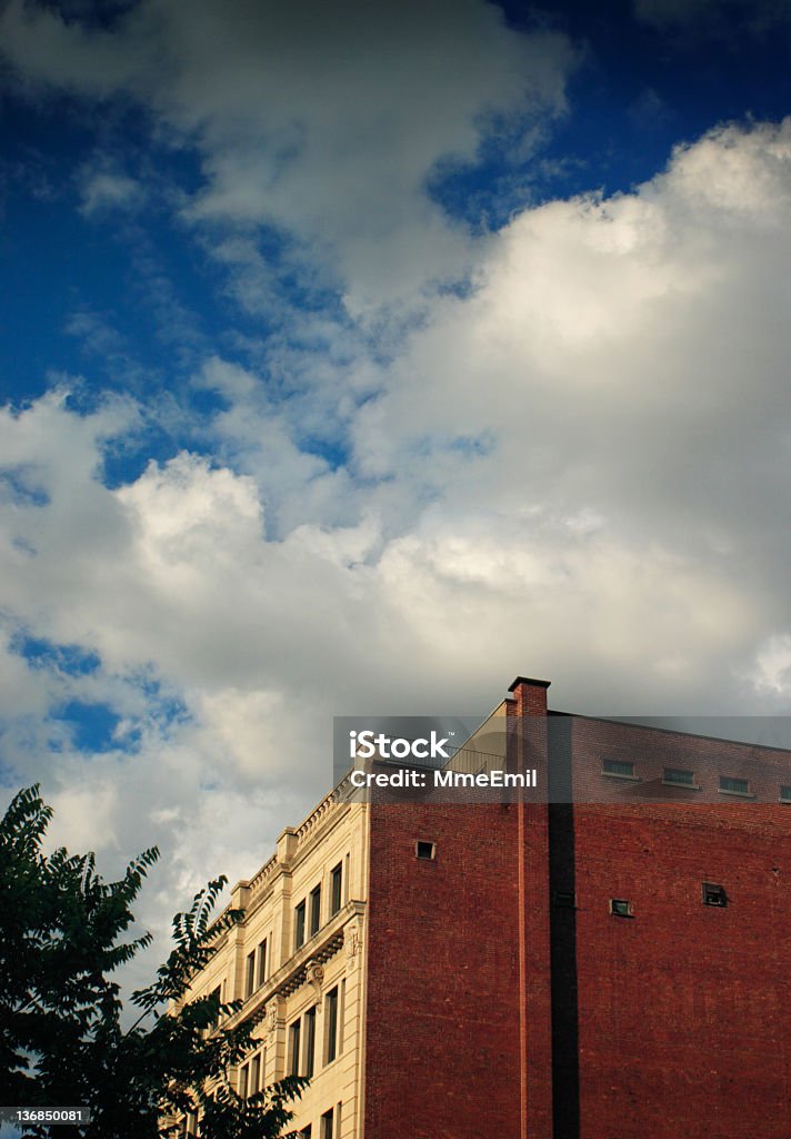 Edifício e nuvens - Foto de stock de Apartamento royalty-free