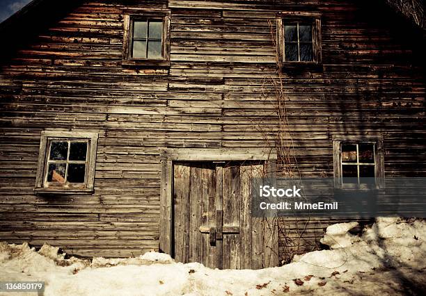 Старый Барак — стоковые фотографии и другие картинки Бревенчатый домик - Бревенчатый домик, Снег, Фасад