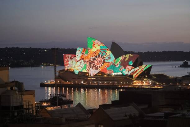 les voiles de l’opéra de sydney illuminées d’un design aborigène - sydney opera house opera house sydney australia sydney harbor photos et images de collection