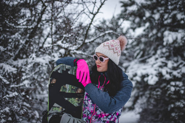 istock Young man and woman preparing to snowboard 1368511706