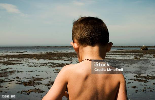 Photo libre de droit de Garçon Et La Mer banque d'images et plus d'images libres de droit de Canada - Canada, Chaleur, De petite taille