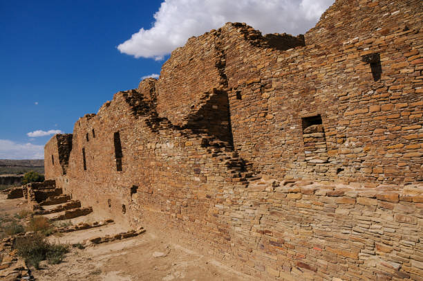 chaco culture nhp - pueblo del arroyo marches & mur - pueblo del arroyo ruins photos et images de collection