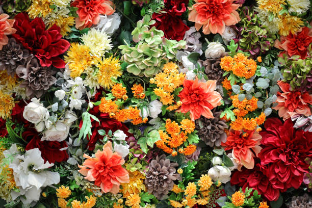 多くの造花で飾られたカラフルな壁の背景素材のための写真
