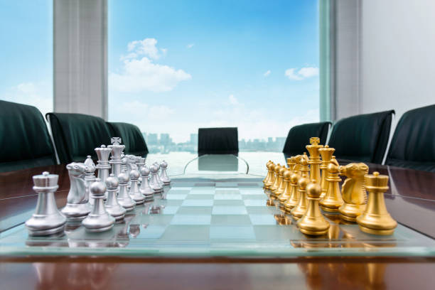 チェスの駒とボードオンオフィステーブル - chess board room business strategy ストックフォトと画像