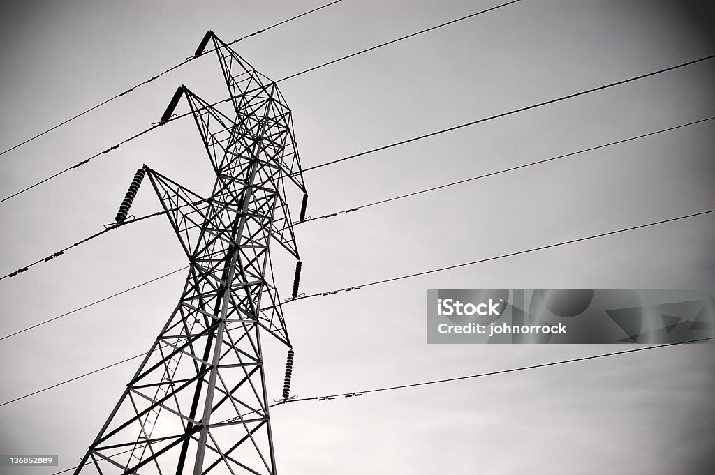 Powerlines de alta tensión - Foto de stock de Alto - Descripción física libre de derechos