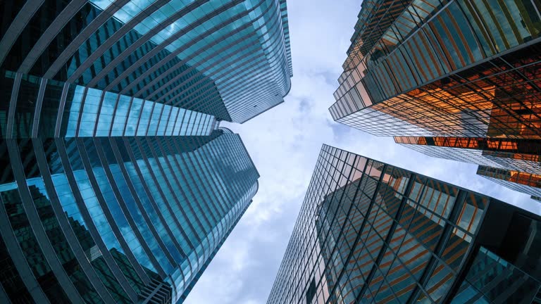 Niedriger Winkel des Wolkenkratzers hoher Unternehmensgebäude in Hongkong, 4k-Zeitrafferclip