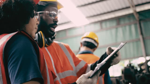 Videomaterial einer Beratung von Team Heavy Industry Engineers in der Fabrik. 4K (UHD) 3840x2160 Format.
