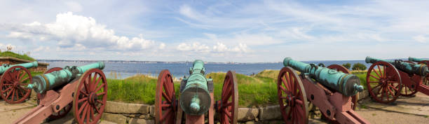 vue panoramique d’anciens canons historiques pointant vers l’océan et helsingborg suède vue à travers le détroit - kronborg castle photos et images de collection