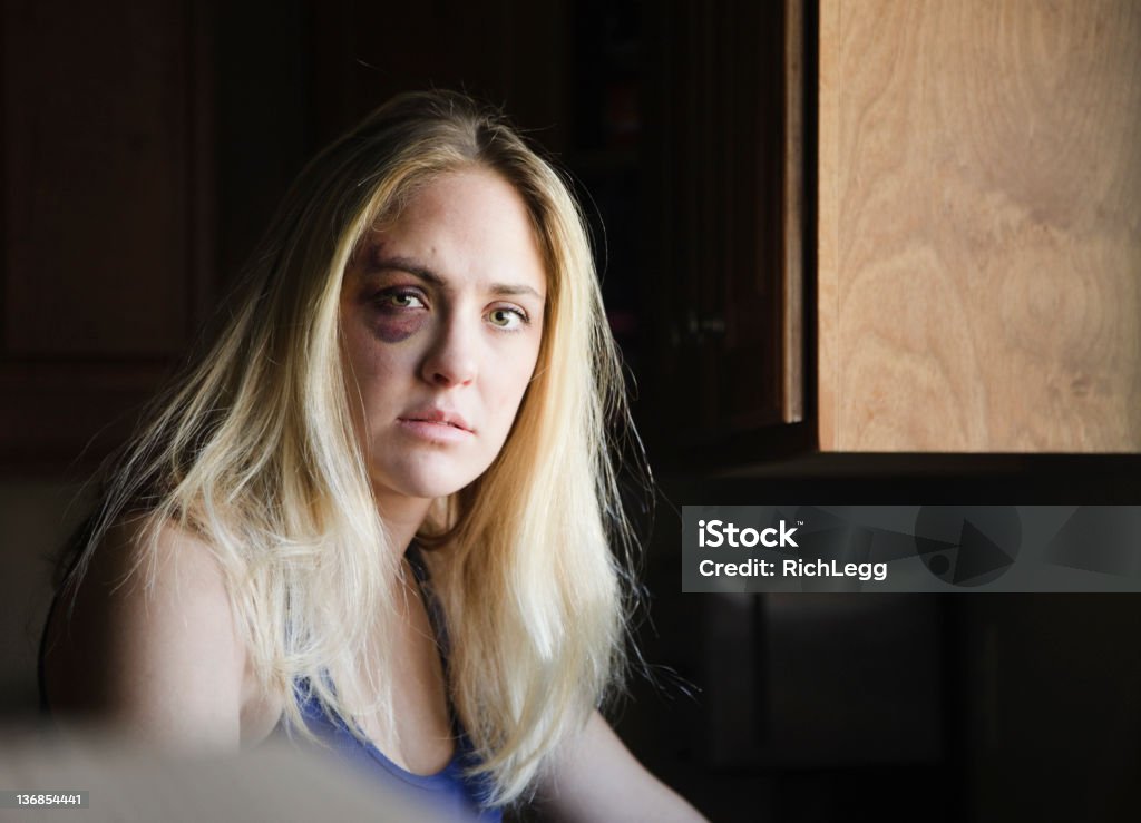 Femme aux yeux noirs - Photo de Violence familiale libre de droits