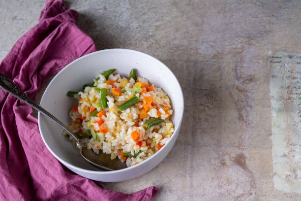 野菜、赤ナプキン、コピースペースと煮込み米 - 3659 ストックフォトと画像