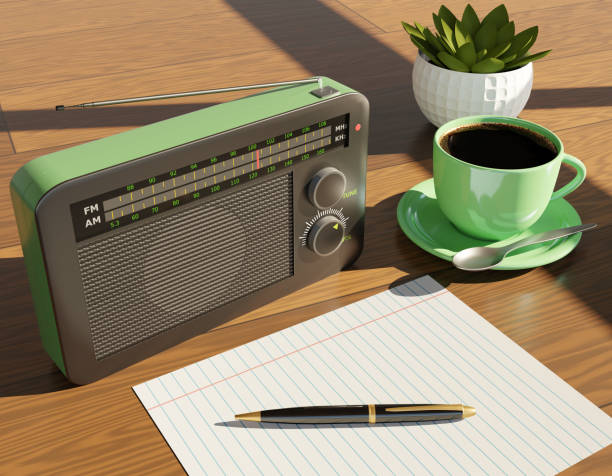 radio et café du matin sur table en bois - fresh coffee audio photos et images de collection