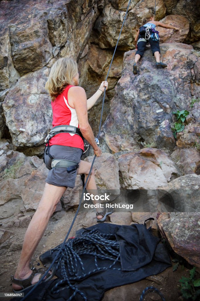 Mujeres mayores Rock escaladoras - Foto de stock de Actividades recreativas libre de derechos