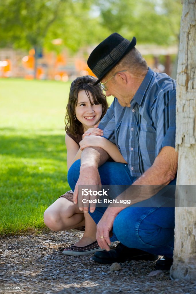 Jovem garota com um Homem Idoso - Foto de stock de 65-69 anos royalty-free