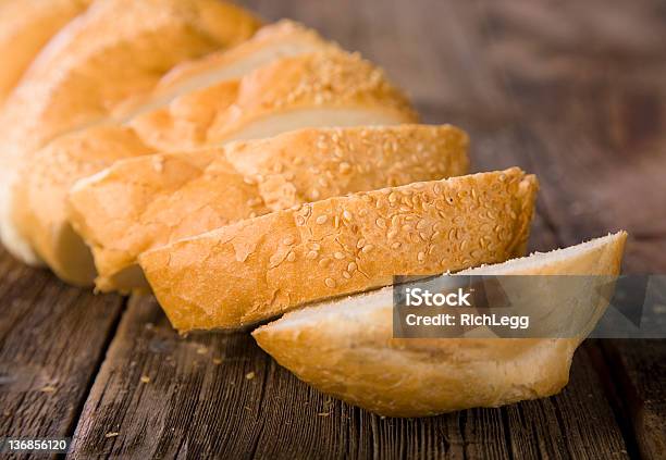 Chleb Na Drewnie - zdjęcia stockowe i więcej obrazów Bagietka - Pieczywo - Bagietka - Pieczywo, Bez ludzi, Bochenek chleba