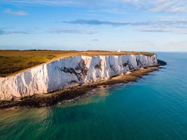 acantilados blancos de dover. parque nacional de las siete hermanas, east sussex, costa sur de inglaterra. - sudeste de inglaterra fotografías e imágenes de stock