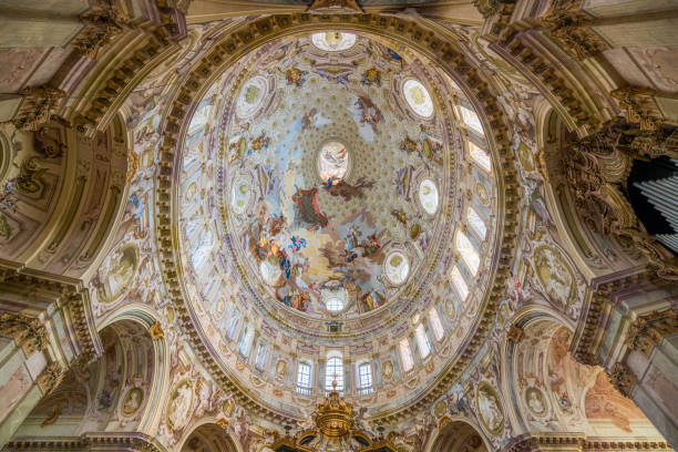 la maestosa cupola del santuario di vicoforte, in provincia di cuneo, piemonte, nord italia. - sculpture statue cupid gold foto e immagini stock