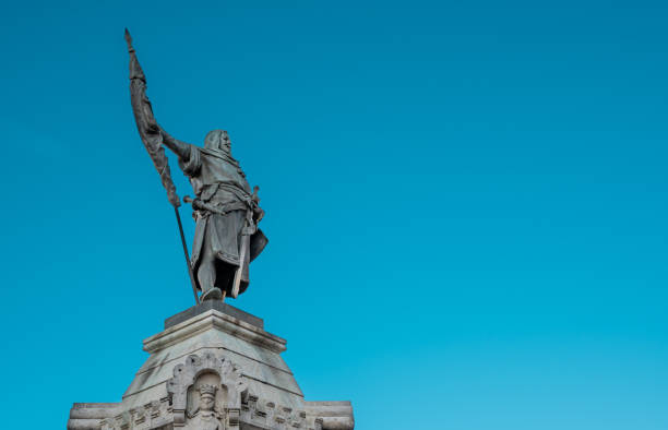 estátua em homenagem ao conde pedro ansurez, fundador da cidade de valladolid, espanha - feudalism - fotografias e filmes do acervo