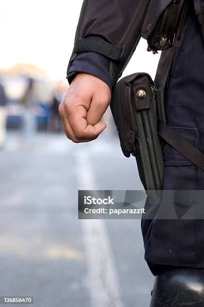 Pistola De Policía Foto de stock y más banco de imágenes de Luchar - Luchar, Masa - Unidad de medida, Cuerpo de policía