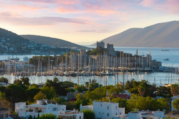 blick auf die burg von st. peter und den yachthafen in bodrum, türkei - provinz mugla stock-fotos und bilder