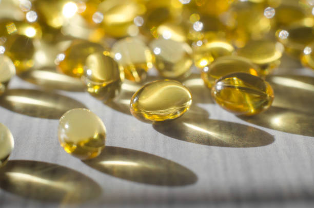 capsules avec vitamine d3 sur une table en bois blanc, gros plan - lecithin photos et images de collection