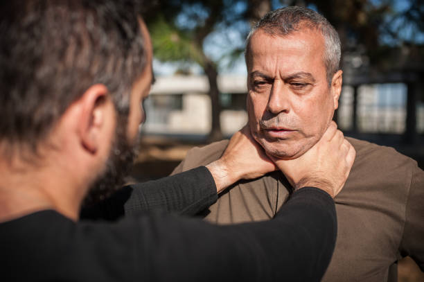 deux hommes se disputent et se battent. deux voyous se battent - strangling photos et images de collection