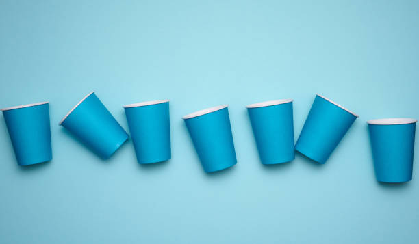 pila di bicchieri di carta blu su sfondo blu. concetto di rifiuto della plastica, zero rifiuti, vista dall'alto - disposable cup cup stack blue foto e immagini stock