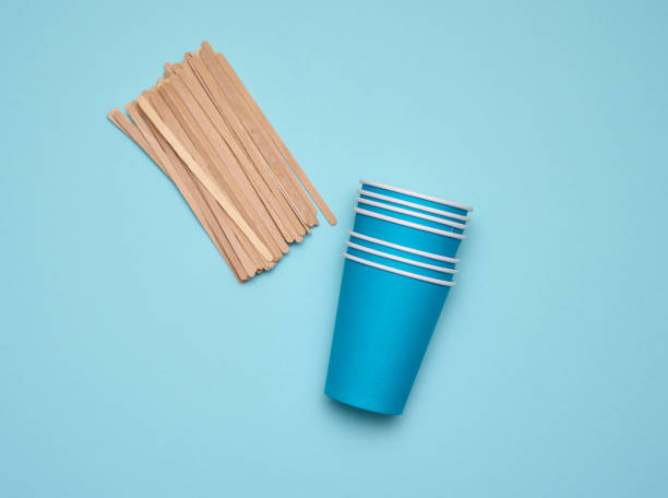 pila di bicchieri di carta blu su sfondo blu. concetto di scarto della plastica, zero rifiuti - disposable cup cup stack blue foto e immagini stock