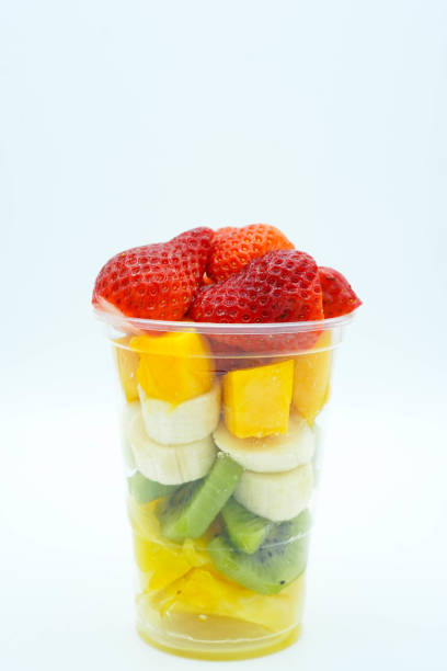 vaso de plástico con varias piezas de fruta cortada - fruit cup fotografías e imágenes de stock