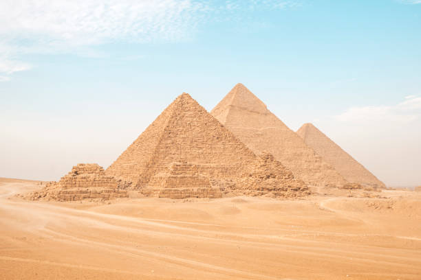 egypt. cairo - giza. general view of pyramids from the giza plateau. three pyramids known as queens' pyramids, in background: the pyramid of menkaure mykerinos, khafre chephren, chufu cheops - pyramid of mycerinus imagens e fotografias de stock