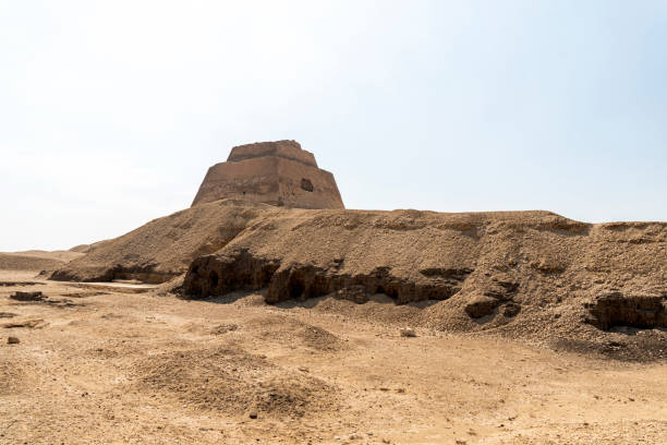 Mastaba - tombs in Ancient Egypt of periods of Early and Ancient kingdoms, have form of truncated pyramid with an underground burial chamber, several rooms inside. Mastaba near wrong pyramid in meidum mastaba cerca de la pirámide equivocada en meidum. mastaba - tumbas en el antiguo egipto de períodos de reinos tempranos y antiguos, tienen forma de pirámide truncada con una cámara funeraria subterránea, varias habitaciones en el interior