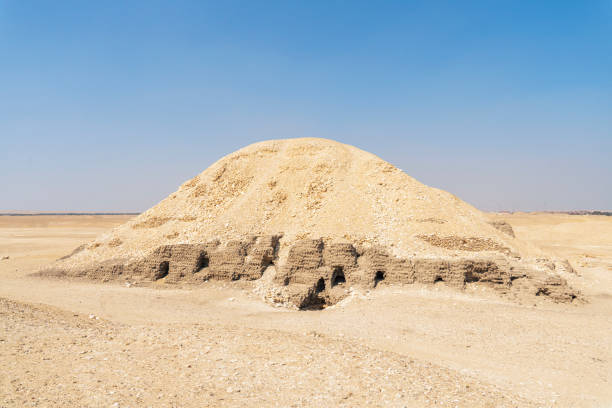 mastaba vicino alla piramide sbagliata nel meidum. mastaba - tombe nell'antico egitto di periodi di regni antichi e antichi, hanno forma di piramide tronca con una camera funeraria sotterranea, diverse stanze all'interno - snofru foto e immagini stock