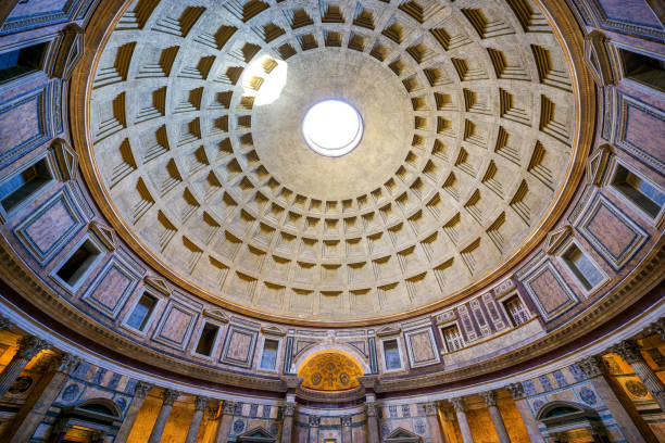 uma visão impressionante dentro da cúpula do panteão no coração histórico de roma - ancient rome pantheon rome church dome - fotografias e filmes do acervo