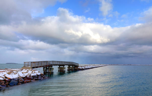 plymouth harbor breakwater bridge - massachusetts bay imagens e fotografias de stock