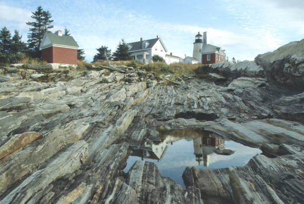 reflection of lighthouse at pemaquid point maine - maine lighthouse reflection pemaquid point lighthouse imagens e fotografias de stock