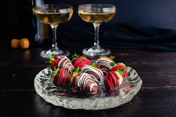 mit schokolade überzogene erdbeeren und pinienbeeren mit champagner - champagne pink strawberry champaigne stock-fotos und bilder