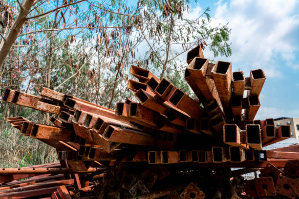 desechos metálicos en un contenedor de clasificación de residuos - scrap metal metal recycling aluminum fotografías e imágenes de stock